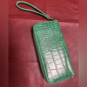 A New Day Vibrant Green Wristlet, detachable 7” strap. 2 lg section/w/change pt